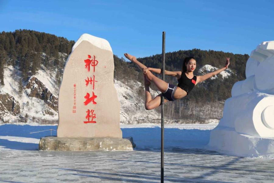 The 2018 Pole Dance Cold Competition kicks off in China\'s northernmost city Mohe, Heilongjiang Province, on Dec. 20. (Photos by Wang Jingyang/for chinadaily.com.cn)