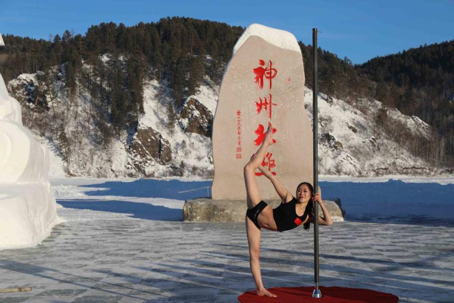 The 2018 Pole Dance Cold Competition kicks off in China\'s northernmost city Mohe, Heilongjiang Province, on Dec. 20. (Photos by Wang Jingyang/for chinadaily.com.cn)