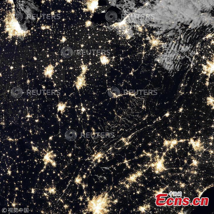 An image captured by the Visible Infrared Imaging Radiometer Suite (VIIRS) on the Suomi NPP satellite shows the process of cold air (seen as bright areas) sinking into valleys and turning into fog, during autumn in the Cumberland Mountains of West Virginia, Oct. 24, 2018. (Photo/Agencies)