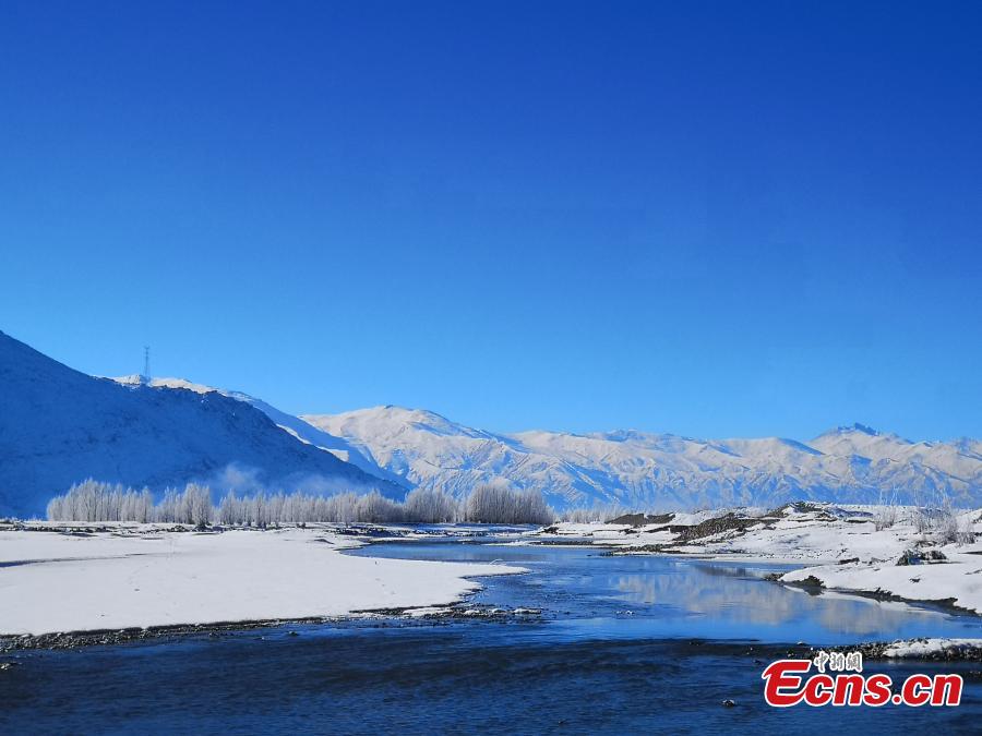 The rime scenery along the Yarlung Zangbo River after the first big snow this winter hit Southwest China\'s Tibet Autonomous Region. (Photo: China News Service/Zhao Lang)