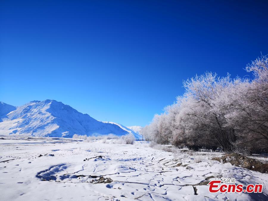 The rime scenery along the Yarlung Zangbo River after the first big snow this winter hit Southwest China\'s Tibet Autonomous Region. (Photo: China News Service/Zhao Lang)