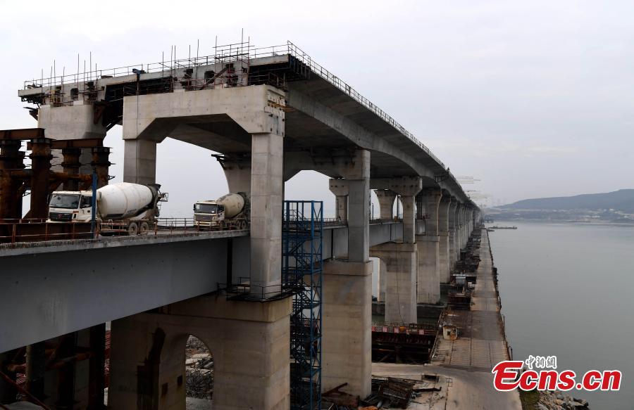 Photo taken on Dec. 20, 2018 shows the cross-Straits highway-rail bridge under construction in Pingtan, East China\'s Fujian Province. The first of its kind in China, the combined cross-sea rail and highway bridge across the Pingtan Straits has two layers, one for railways from Fuzhou to Pingtan, the other for a highway from Changle to Pingtan. The bridge spanning 16.45 km will open to traffic in 2019. (Photo: China News Service/Zhang Bin)