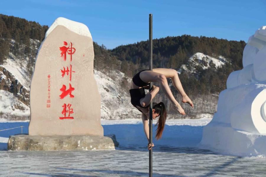 The 2018 Pole Dance Cold Competition kicks off in China\'s northernmost city Mohe, Heilongjiang Province, on Dec. 20. (Photos by Wang Jingyang/for chinadaily.com.cn)