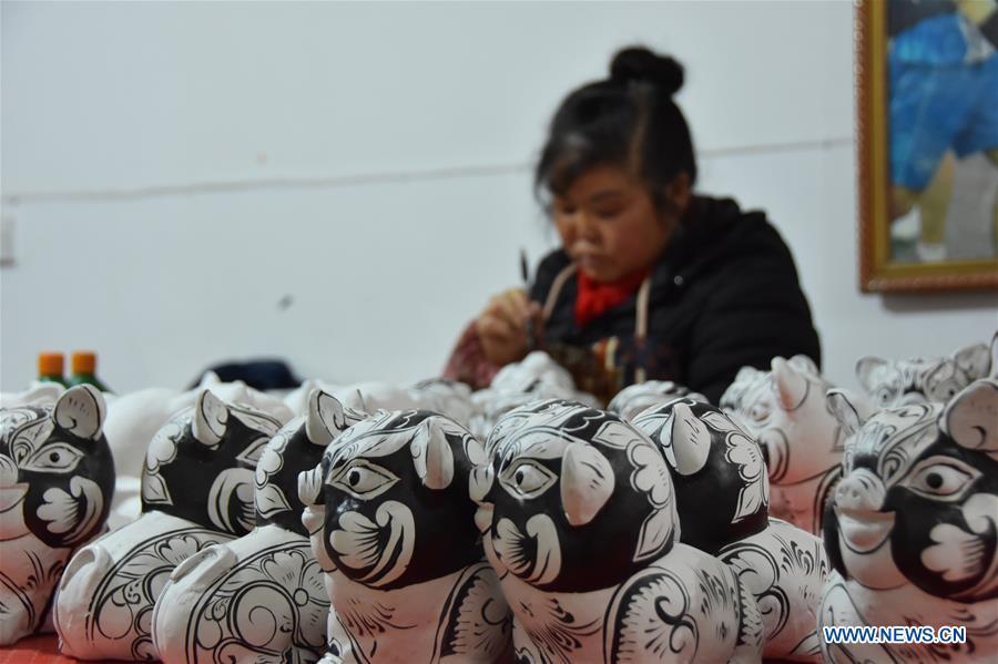 A clay sculpture artist makes clay sculptures in Liuying Village of Fengxiang County, northwest China\'s Shaanxi Province, Dec. 20, 2018. Artists of Liuying Village of Fengxiang County, known as the hometown of clay sculpture, were busy making clay sculptures to greet the upcoming Chinese lunar new year, the Year of the Pig. (Xinhua/Du Honggang)
