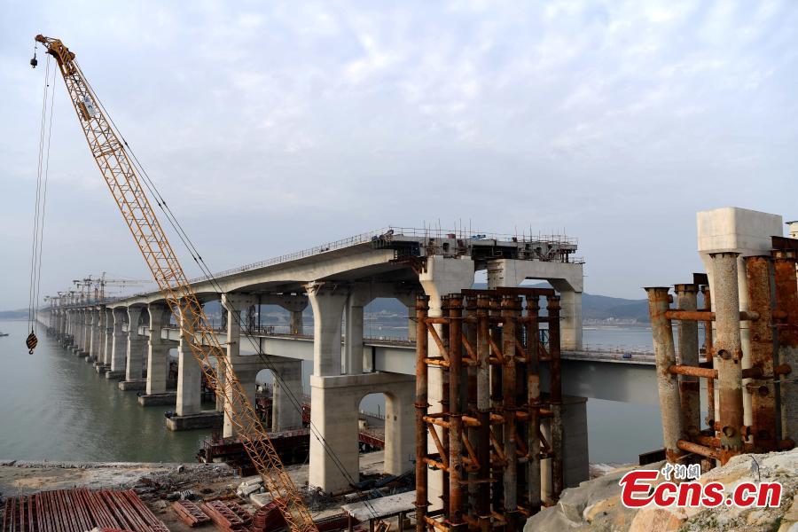 Photo taken on Dec. 20, 2018 shows the cross-Straits highway-rail bridge under construction in Pingtan, East China\'s Fujian Province. The first of its kind in China, the combined cross-sea rail and highway bridge across the Pingtan Straits has two layers, one for railways from Fuzhou to Pingtan, the other for a highway from Changle to Pingtan. The bridge spanning 16.45 km will open to traffic in 2019. (Photo: China News Service/Zhang Bin)