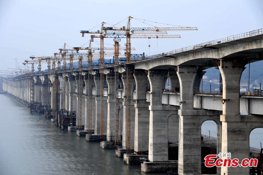 Photo taken on Dec. 20, 2018 shows the cross-Straits highway-rail bridge under construction in Pingtan, East China\'s Fujian Province. The first of its kind in China, the combined cross-sea rail and highway bridge across the Pingtan Straits has two layers, one for railways from Fuzhou to Pingtan, the other for a highway from Changle to Pingtan. The bridge spanning 16.45 km will open to traffic in 2019. (Photo: China News Service/Zhang Bin)