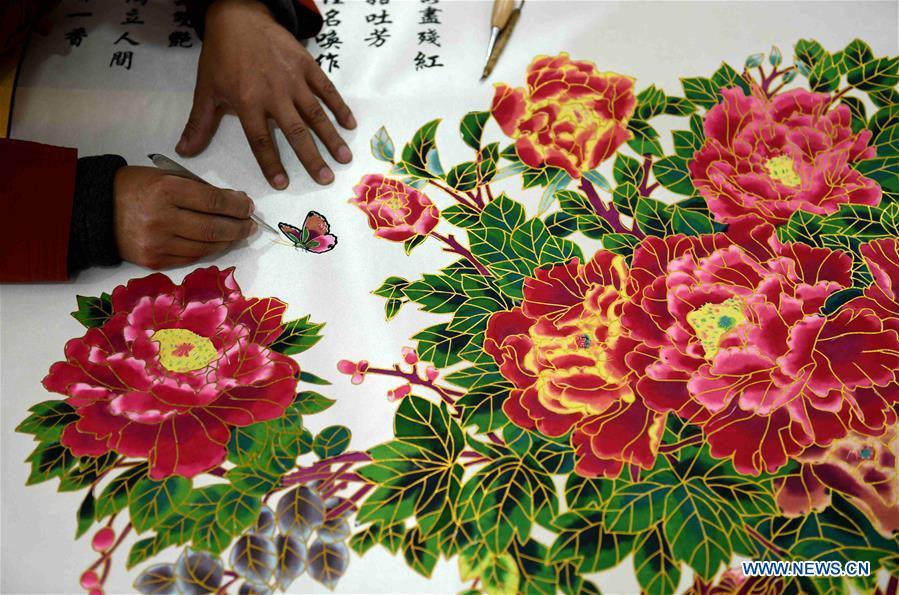 Niu Shimin creates a paper cutting work at his workshop in Wuji County, north China\'s Hebei Province, Dec. 19, 2018. Niu Shimin has been interested in paper cutting since he was young. He created his own style through over 30 years of practicing and was awarded as the inheritor of this provincial intangible cultural heritage in 2008. (Xinhua/Chen Qibao)