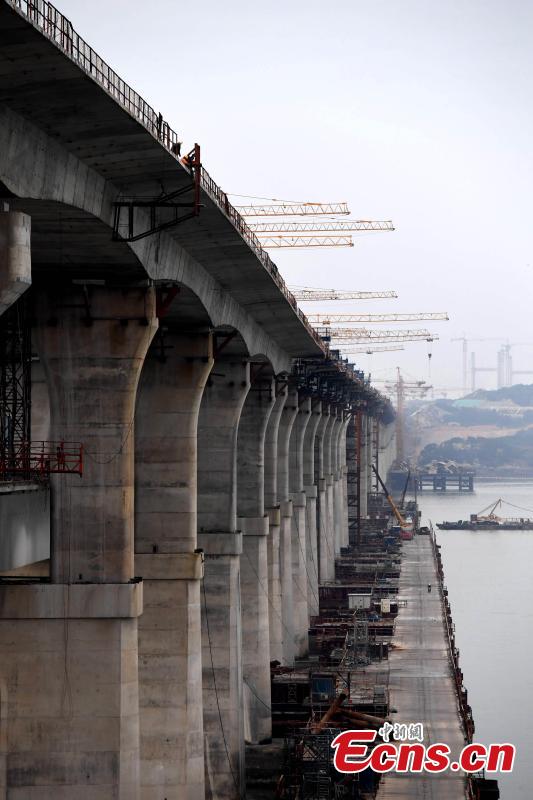 Photo taken on Dec. 20, 2018 shows the cross-Straits highway-rail bridge under construction in Pingtan, East China\'s Fujian Province. The first of its kind in China, the combined cross-sea rail and highway bridge across the Pingtan Straits has two layers, one for railways from Fuzhou to Pingtan, the other for a highway from Changle to Pingtan. The bridge spanning 16.45 km will open to traffic in 2019. (Photo: China News Service/Zhang Bin)