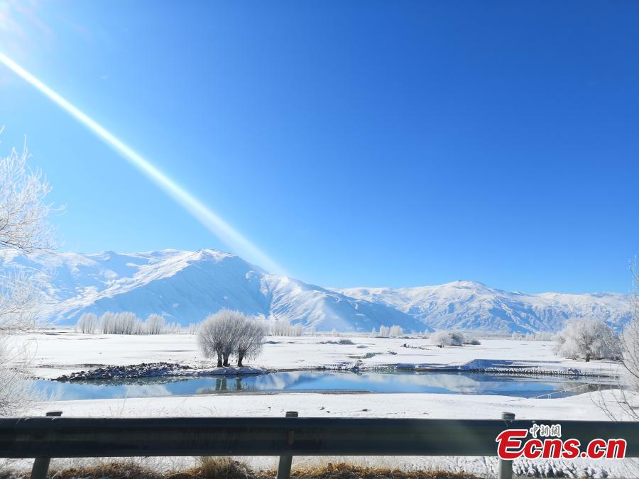The rime scenery along the Yarlung Zangbo River after the first big snow this winter hit Southwest China\'s Tibet Autonomous Region. (Photo: China News Service/Zhao Lang)