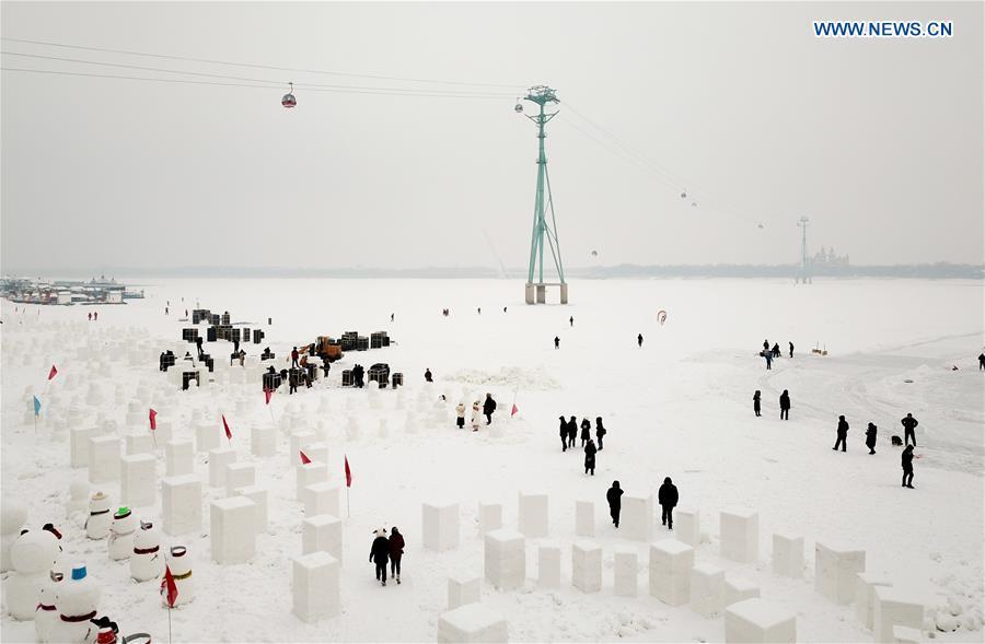 People make snowmen on the frozen Songhua River in Harbin, capital of northeast China\'s Heilongjiang Province, Dec. 21, 2018. Altogether 2,019 cute snowmen will be displayed here before January 1, 2019 to greet the new year. (Xinhua/Wang Song)