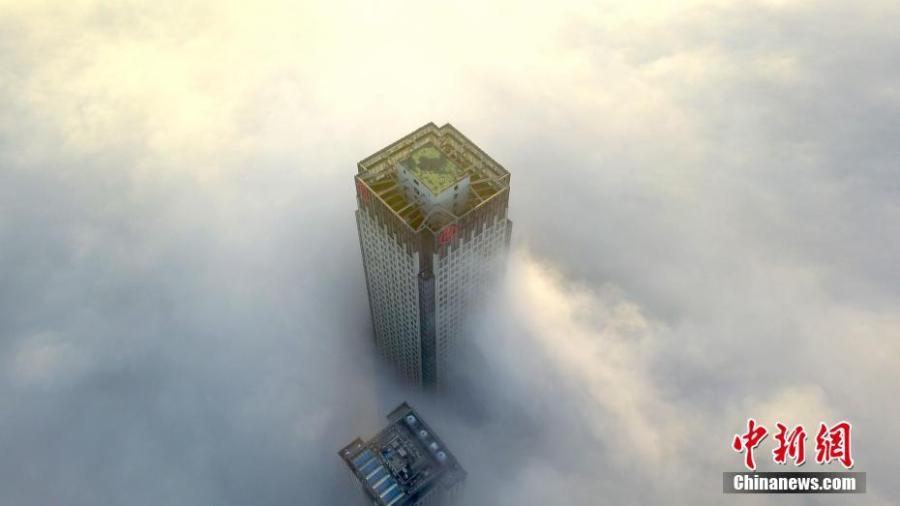 Aerial photo taken on Dec. 21, 2018 shows buildings shrouded in fog in Yangzhou, east China\'s Jiangsu Province. (Xinhua/Meng Delong)
