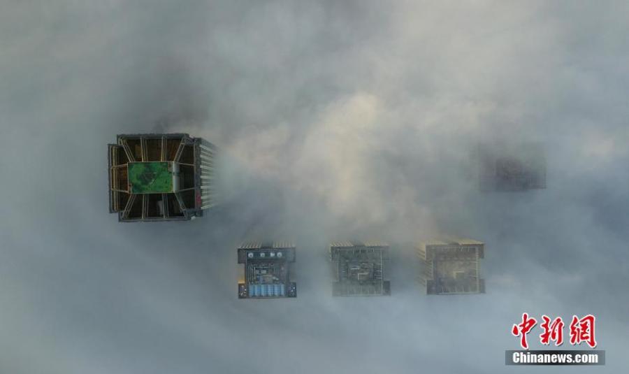Aerial photo taken on Dec. 21, 2018 shows buildings shrouded in fog in Yangzhou, east China\'s Jiangsu Province. (Xinhua/Meng Delong)