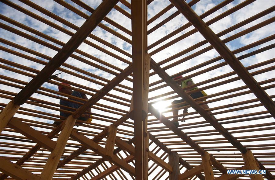 Constructors build a stilted building in Xuan\'en County, central China\'s Hubei Province, July 26, 2018. The living and working scenes of Chinese people in the past year have created a series of amazing views, some of which formed geometric figures. Those photos tell the development and progress of the country in 2018. (Xinhua/Wang Jun)