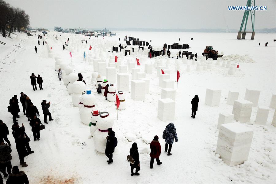 People make snowmen on the frozen Songhua River in Harbin, capital of northeast China\'s Heilongjiang Province, Dec. 21, 2018. Altogether 2,019 cute snowmen will be displayed here before January 1, 2019 to greet the new year. (Xinhua/Wang Song)