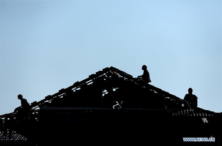 Constructors work under the sun in Baini Village of Danzhai County, southwest China\'s Guizhou Province, Aug. 13, 2018. The living and working scenes of Chinese people in the past year have created a series of amazing views, some of which formed geometric figures. Those photos tell the development and progress of the country in 2018. (Xinhua/Huang Xiaohai)