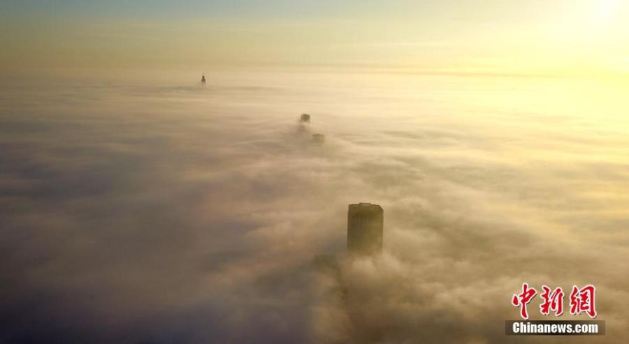 Aerial photo taken on Dec. 21, 2018 shows buildings shrouded in fog in Yangzhou, east China\'s Jiangsu Province. (Xinhua/Meng Delong)