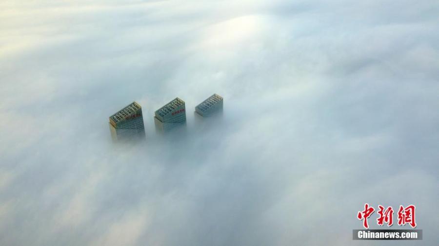Aerial photo taken on Dec. 21, 2018 shows buildings shrouded in fog in Yangzhou, east China\'s Jiangsu Province. (Xinhua/Meng Delong)