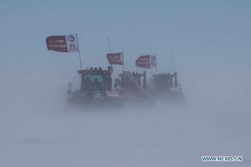 Two inland expedition teams of Chinese researchers on China\'s 35th Antarctic expedition encounter a blizzard on their way to China\'s Kunlun and Taishan stations in Antarctica, Dec. 21, 2018. (Xinhua/Liu Shiping)