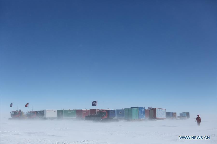 Two inland expedition teams of Chinese researchers on China\'s 35th Antarctic expedition encounter a blizzard on their way to China\'s Kunlun and Taishan stations in Antarctica, Dec. 21, 2018. (Xinhua/Liu Shiping)