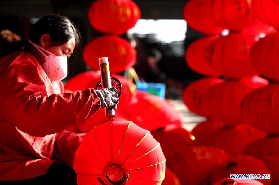 A worker makes red lanterns in Tuntou Village, Gaocheng District, Shijiazhuang City, north China\'s Hebei Province, Dec. 23, 2018. As the New Year approaches, lantern craftsmen in Gaocheng, which is known for its lantern manufacturing, are busy making red lanterns. (Xinhua/Duan Ranxingzhi)