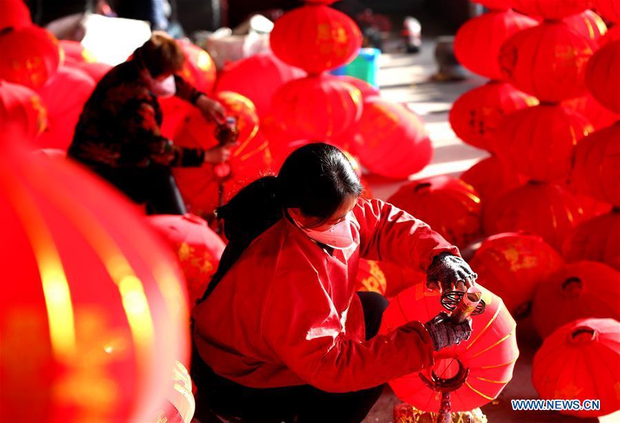 Workers make red lanterns in Tuntou Village, Gaocheng District, Shijiazhuang City, north China\'s Hebei Province, Dec. 23, 2018. As the New Year approaches, lantern craftsmen in Gaocheng, which is known for its lantern manufacturing, are busy making red lanterns. (Xinhua/Duan Ranxingzhi)