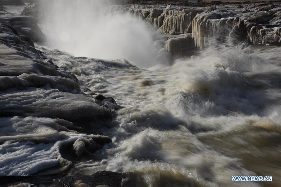 Icicles are seen at the Hukou Waterfall of the Yellow River in Jixian County, north China\'s Shanxi Province, Dec. 23, 2018. (Xinhua/Lyu Guiming)