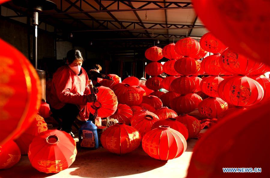 Workers make red lanterns in Tuntou Village, Gaocheng District, Shijiazhuang City, north China\'s Hebei Province, Dec. 23, 2018. As the New Year approaches, lantern craftsmen in Gaocheng, which is known for its lantern manufacturing, are busy making red lanterns. (Xinhua/Chen Qibao)