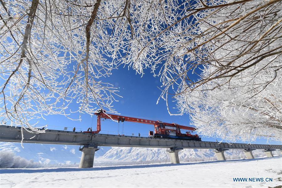 Workers are seen at a construction site of the Yarlung Zangbo River bridge on the Lhasa-Nyingchi section of the Sichuan-Tibet Railway in Gonggar of southwest China\'s Tibet Autonomous Region, Dec. 22, 2018. The Sichuan-Tibet Railway will be the second railway into southwest China\'s Tibet Autonomous Region after the Qinghai-Tibet Railway. The line will go through the southeast of the Qinghai-Tibet Plateau, one of the world\'s most geologically active areas. (Xinhua/Wang Quanquan)