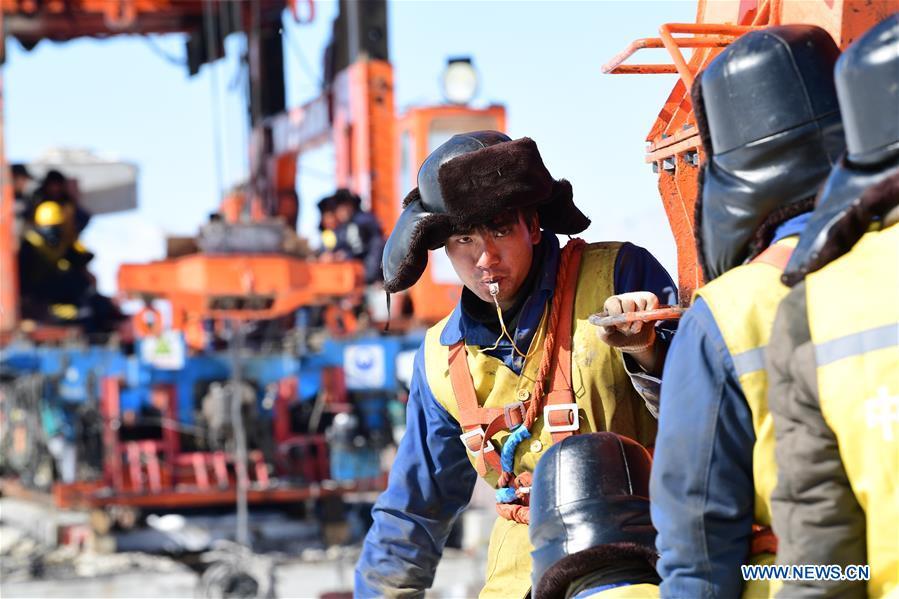 Workers are seen at a construction site of the Yarlung Zangbo River bridge on the Lhasa-Nyingchi section of the Sichuan-Tibet Railway in Gonggar of southwest China\'s Tibet Autonomous Region, Dec. 22, 2018. The Sichuan-Tibet Railway will be the second railway into southwest China\'s Tibet Autonomous Region after the Qinghai-Tibet Railway. The line will go through the southeast of the Qinghai-Tibet Plateau, one of the world\'s most geologically active areas. (Xinhua/Wang Quanquan)
