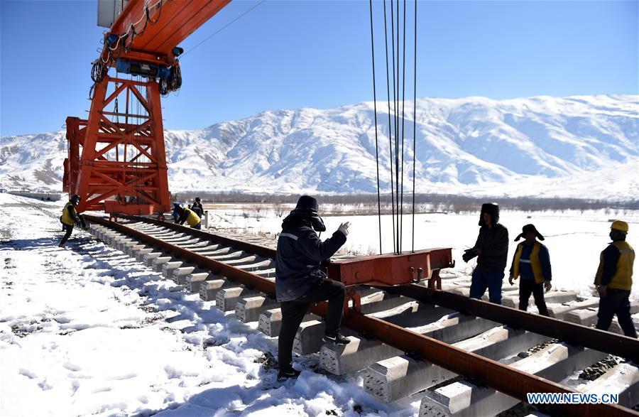 Workers are seen at a construction site on the Lhasa-Nyingchi section of the Sichuan-Tibet Railway in southwest China\'s Tibet Autonomous Region, Dec. 23, 2018. The Sichuan-Tibet Railway will be the second railway into southwest China\'s Tibet Autonomous Region after the Qinghai-Tibet Railway. The line will go through the southeast of the Qinghai-Tibet Plateau, one of the world\'s most geologically active areas. (Xinhua/Chogo)