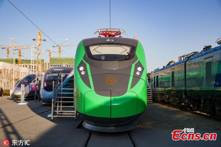The China Railway S&T Innovation Achievement Exhibition opens at China National Railway Test Centre in Beijing, Dec. 24, 2018. The exhibition showcases China\'s homegrown railway technology and equipment, displaying the Fuxing, or Rejuvenation, bullet trains in various configurations. Entirely designed and manufactured in China, today\'s Fuxing trains are more spacious and energy efficient, with a longer service life and better reliability than previous models. The exhibition includes the 17-car version that runs up to 350 kilometers an hour, an eight-car version that runs at 250 kilometers per hour and trains with a designed speed of 160 kilometers an hour. (Photo/IC)