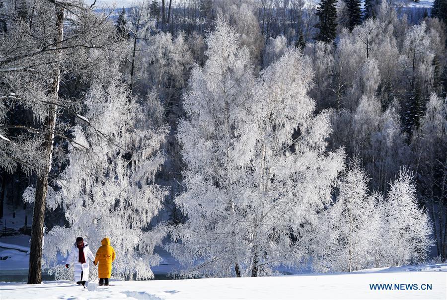 Tourists view the frost scenery at the Kanas scenic area, northwest China\'s Xinjiang Uygur Autonomous Region, Dec. 23, 2018. (Xinhua/Han Yuqing)