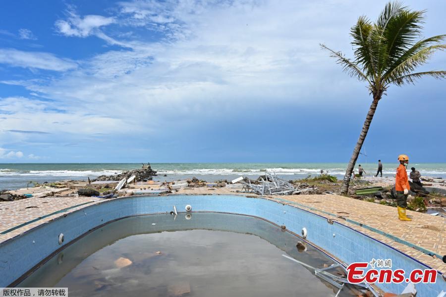 Damage to a swimming pool is seen in the Villa Stephanie compound in Carita in Banten province on Dec. 25, 2018, three days after a tsunami - caused by activity at a volcano known as the \'child\' of Krakatoa - hit the west coast of Indonesia\'s Java island. Indonesian military and rescue teams fanned out across a stretch of coastline on Monday, hoping to find survivors of a tsunami triggered by a landslide from a volcano that killed at least 373 people. (Photo/Agencies)