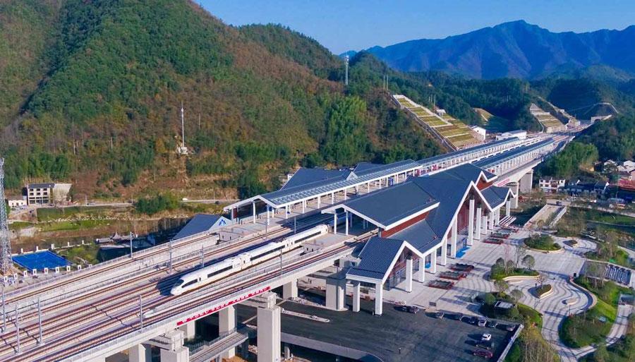 Hangzhou-Huangshan line opens on Dec. 25, 2018. (Photo/chinadaily.com.cn)

A rail route linking the Zhejiang capital of Hangzhou and Huangshan city in Anhui Province opened on Tuesday, according to the China Railway Corporation. 

The 265-kilometer Hangzhou-Huangshan line will reduce traveling time to just one and a half hours from over three hours before, the company said, adding that residents from Shanghai and Nanjing need to travel only two and a half hours and three and half respectively if they visit Huangshan.