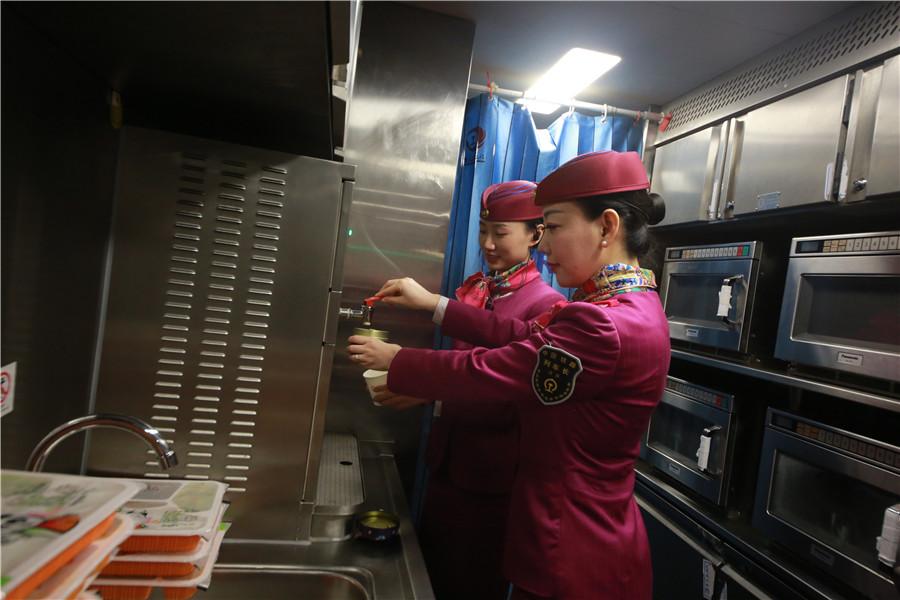 Liu helps prepare hot drinks and boxed meals in the dining car. (Photo provided to chinadaily.com.cn)