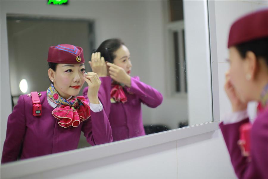 Liu puts on makeup before a day\'s work begins. She gets up at 6 a.m. everyday. (Photo provided to chinadaily.com.cn)

Liu Yuting is an attendant for the high-speed train service G574 running from Southwest China\'s Chongqing municipality to Beijing. For the past seven years, Liu has served numerous passengers with her warm smiles and service.
