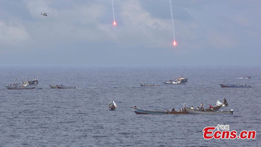 The 14th fleet of Chinese Navy warn away suspected pirate boats in 2013. (Photo: China News Service/Wang Changsong)