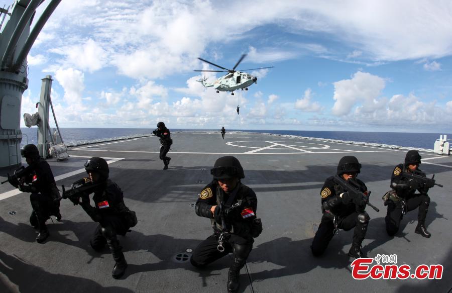 Members of Chinese Navy special force in a drill in July 2010. (Photo: China News Service/Zhong Kuiru)