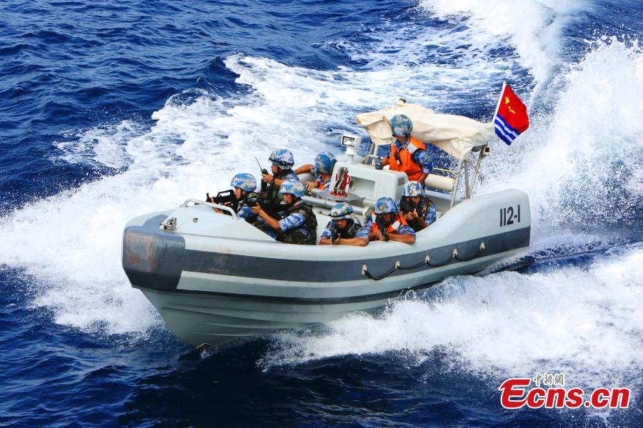 A speedboat of the Chinese Navy\'s 14th fleet in a mission in August 2013. (Photo: China News Service/Wang Changsong)