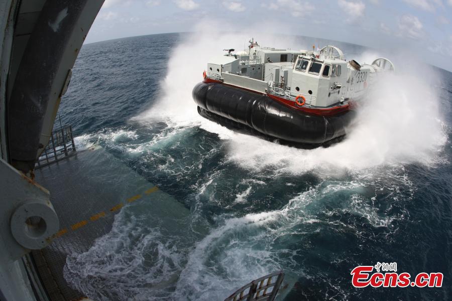 An air-cushion craft of Chinese Navy is in service during a mission in the Gulf of Aden in October 2010. (Photo: China News Service/Zhong Kuirun)