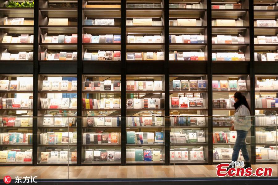 A view of the full bookshelves at a bookstore in Xi\'an City, Northwest China\'s Shaanxi Province. The four-floor bookstore houses 380,000 books on wall-mounted shelves that measure 240 meters long, creating a spectacular scene thanks to the use of glass. (Photo/IC)