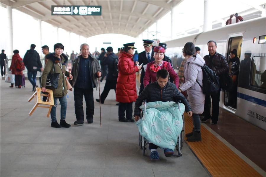 Liu helps with a passenger in a wheelchair. (Photo provided to chinadaily.com.cn)