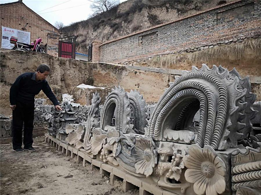Liu Quan with some of his works. (Photo by Wei Jianjun for chinadaily.com.cn)