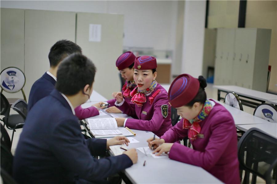 Liu and her colleagues attend a group learning session before a day\'s work.  (Photo provided to chinadaily.com.cn)