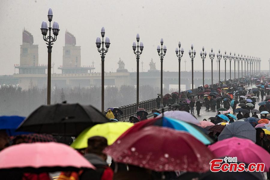 People visit the renovated Nanjing Yangtze River Bridge in Nanjing, capital of east China\'s Jiangsu Province, Dec. 26, 2018. Built half a century ago, the Nanjing Yangtze River Bridge is China\'s first double-decked road-rail truss bridge. It was reopened on Wednesday after a renovation of over two years. (Photo: China News Service/Yang Bo)