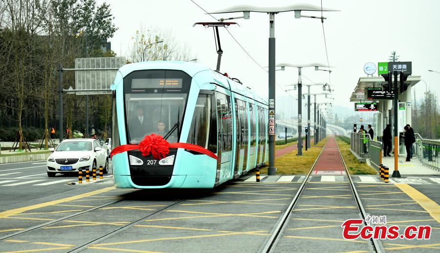 A tram begins service in Chengdu City, Sichuan Province, Dec. 26, 2018. The first section of the city\'s Rong Line 2 tram line has opened, running for approximately 13.7 kilometers. The trams can travel at speeds of up to 70 kilometers per hour and carry a maximum of 380 people. (Photo: China News Service/Liu Zhongjun)