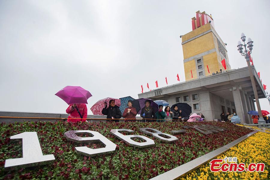 People visit the renovated Nanjing Yangtze River Bridge in Nanjing, capital of east China\'s Jiangsu Province, Dec. 26, 2018. Built half a century ago, the Nanjing Yangtze River Bridge is China\'s first double-decked road-rail truss bridge. It was reopened on Wednesday after a renovation of over two years. (Photo: China News Service/Yang Bo)