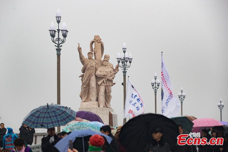 People visit the renovated Nanjing Yangtze River Bridge in Nanjing, capital of east China\'s Jiangsu Province, Dec. 26, 2018. Built half a century ago, the Nanjing Yangtze River Bridge is China\'s first double-decked road-rail truss bridge. It was reopened on Wednesday after a renovation of over two years. (Photo: China News Service/Yang Bo)