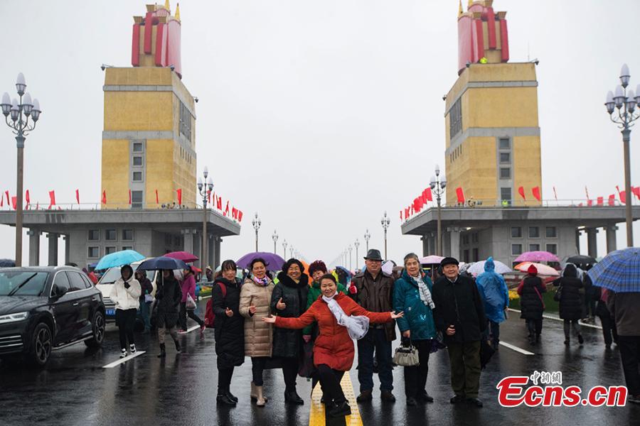 People visit the renovated Nanjing Yangtze River Bridge in Nanjing, capital of east China\'s Jiangsu Province, Dec. 26, 2018. Built half a century ago, the Nanjing Yangtze River Bridge is China\'s first double-decked road-rail truss bridge. It was reopened on Wednesday after a renovation of over two years. (Photo: China News Service/Yang Bo)