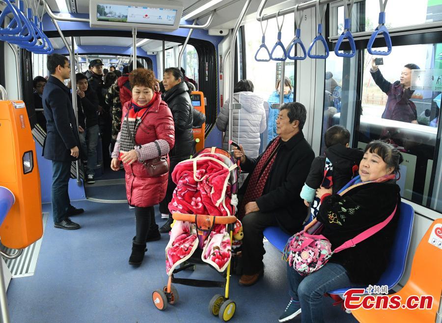 A tram begins service in Chengdu City, Sichuan Province, Dec. 26, 2018. The first section of the city\'s Rong Line 2 tram line has opened, running for approximately 13.7 kilometers. The trams can travel at speeds of up to 70 kilometers per hour and carry a maximum of 380 people. (Photo: China News Service/Liu Zhongjun)